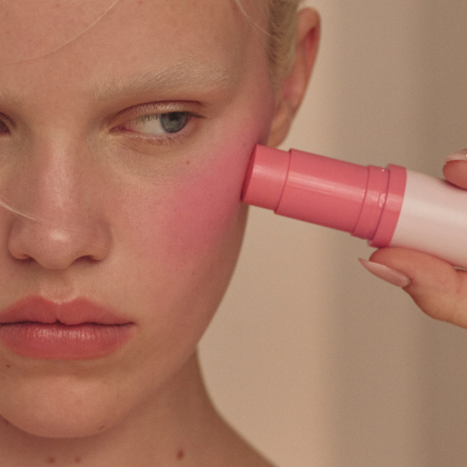 KYLIE POWDER BLUSH STICKS ( RUBOR EN BARRA PARA ROSTRO)
